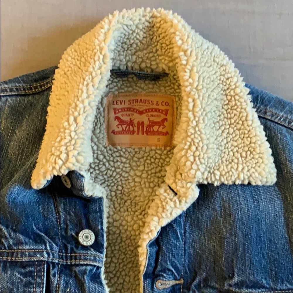 Levi’s insulated jean jacket. Faux shearling.